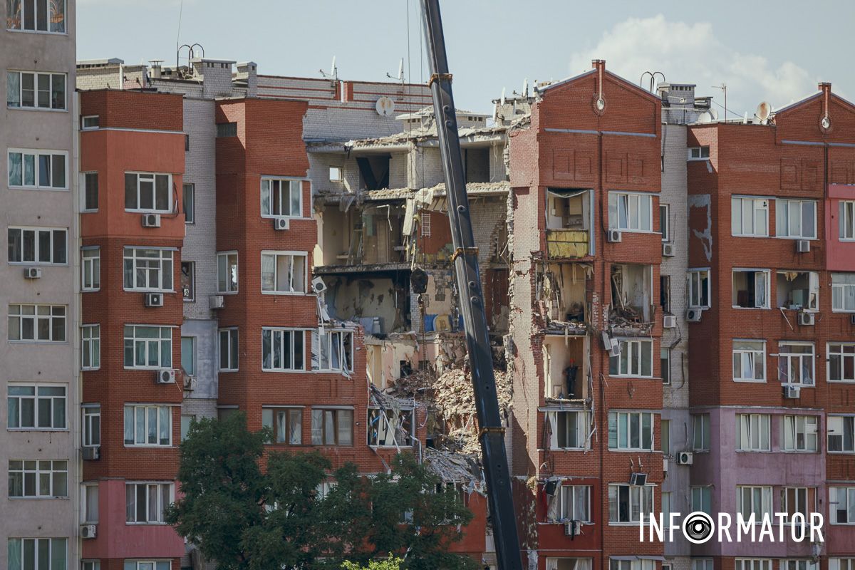 Продовжують роботи з ліквідації наслідків ракетного обстрілу багатоповерхівки