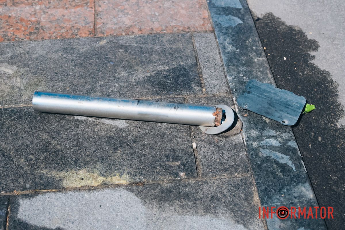 Автівки знесли два антипаркувальних стовпчики