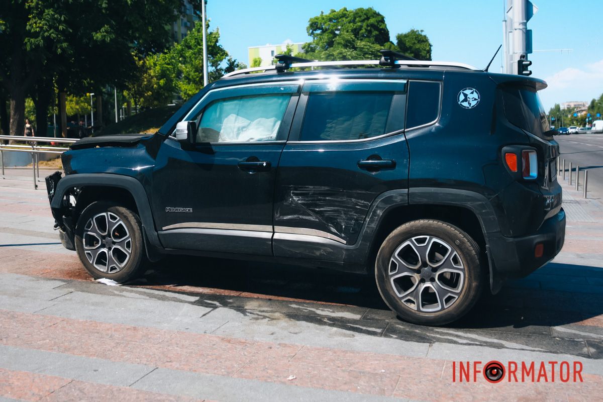 Jeep зіткнувся з Кіа, автівки вилетіли на зустрічну смугу