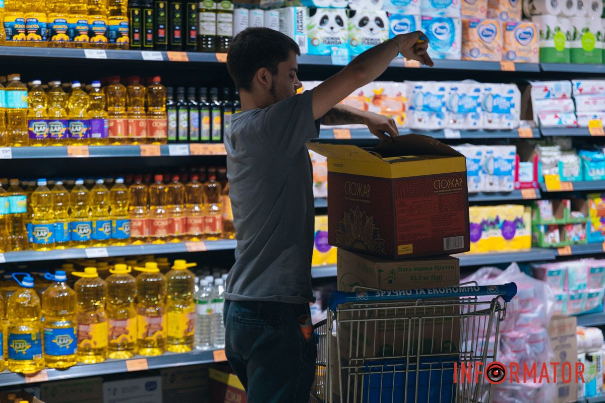 Працівники магазини розставляють товар