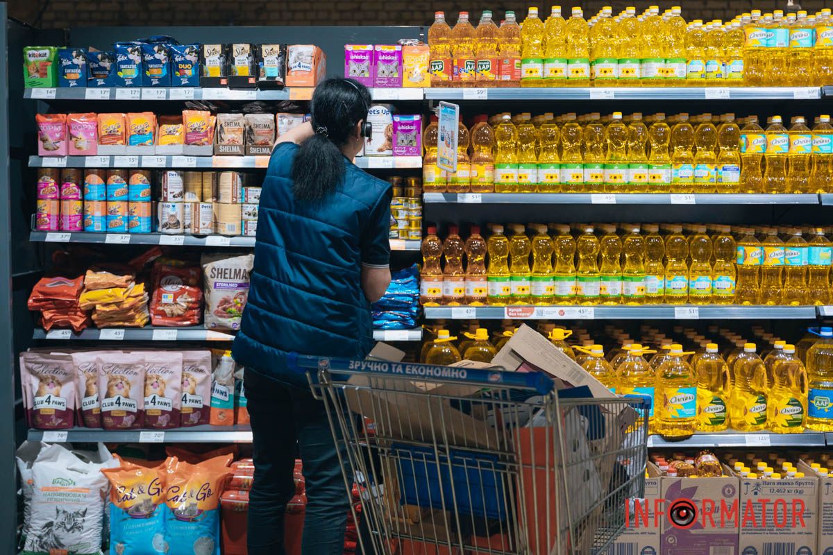 Всередині зняли всі пошкоджені конструкції, полагодили електрику, розставили товари та навели лад в торговому залі