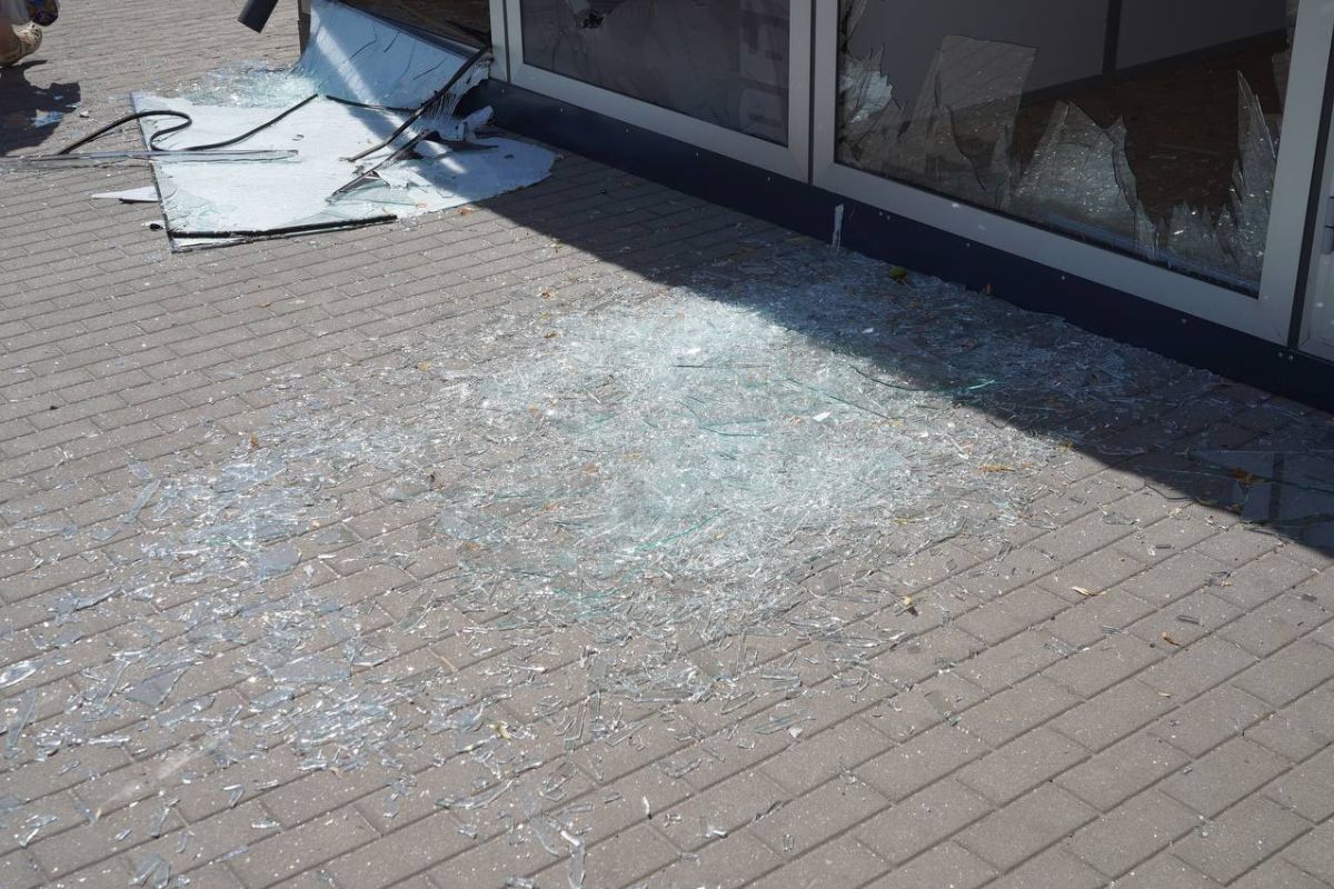 Побиті автівки, вікна, зачепило заправну станцію