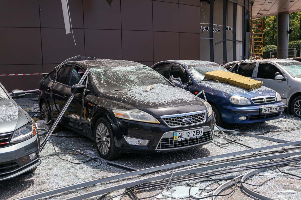 Понівечені автівки поруч з місцем "прильоту"