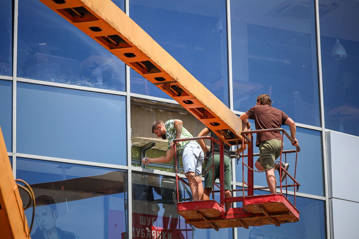 Вибите скло у ТРЦ