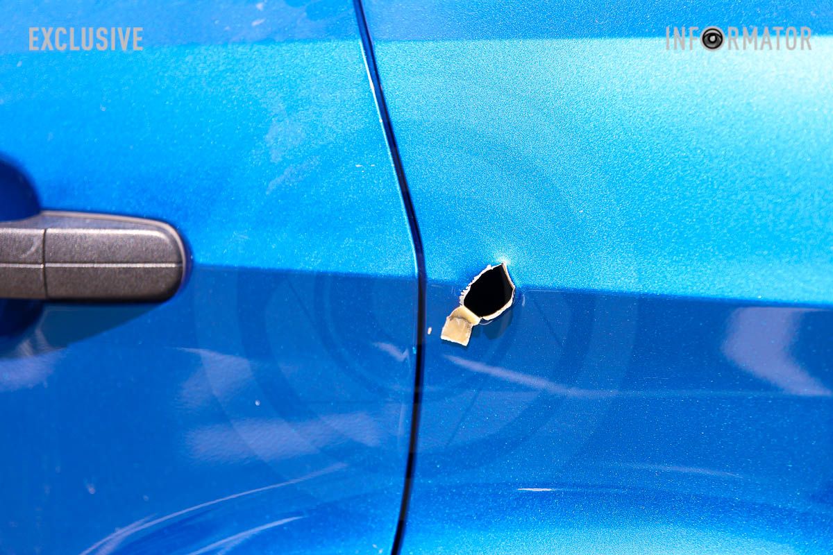 Кузов автівки пробило уламком