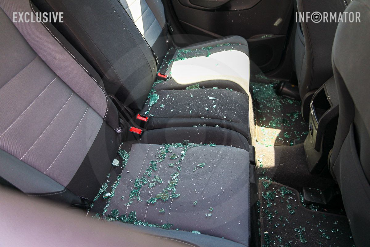 Деякі автівки наскрізь прошило уламками