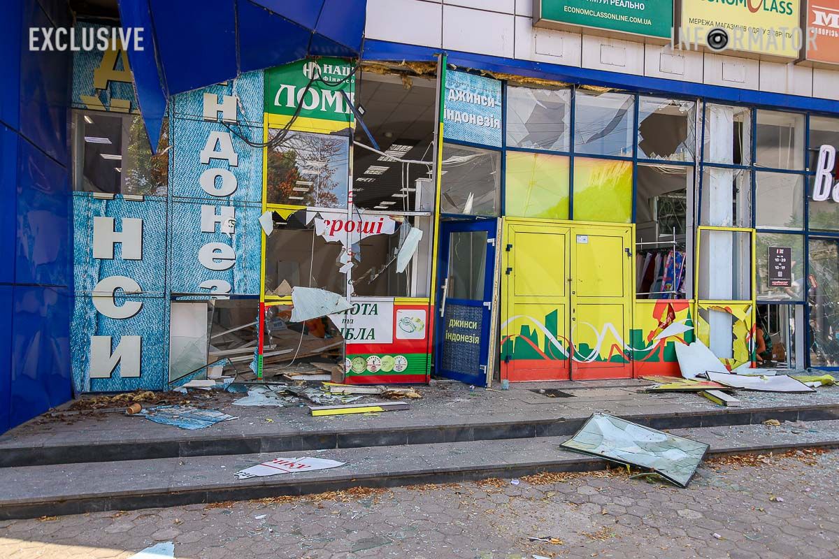 Входи у магазини поруч