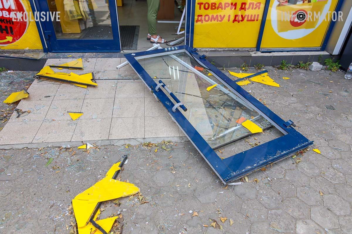 Двері в "Аврору" винесло