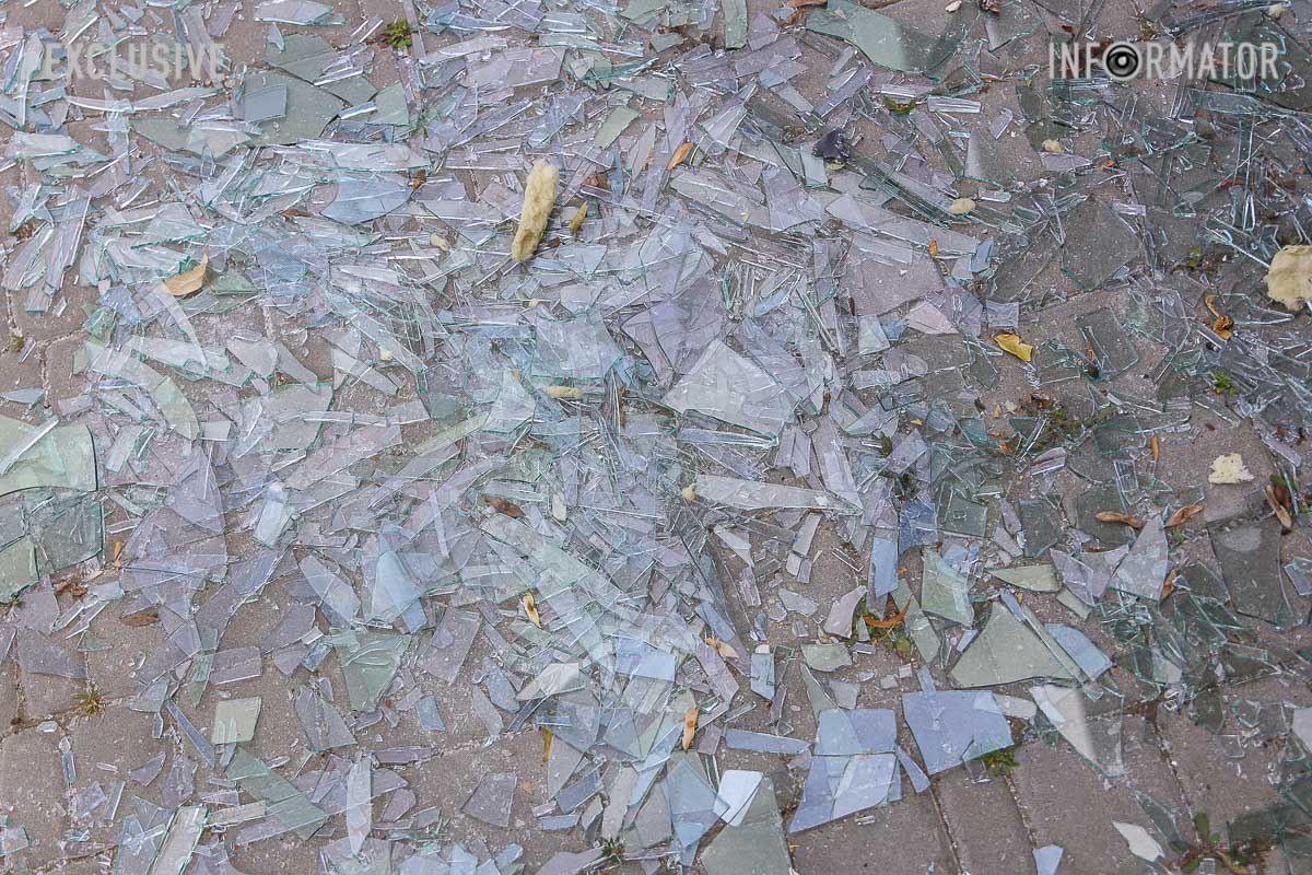 Скло на тротуарі
