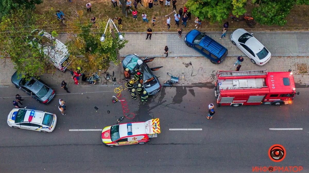 В Днепре на Набережной Победы BMW влетел в столб: водитель погиб на месте