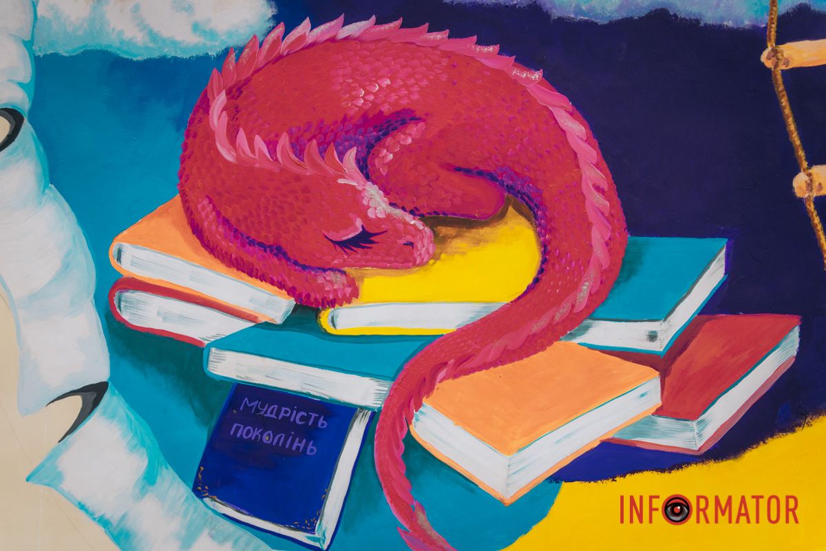 На нем нарисован кот в очках и дракоша