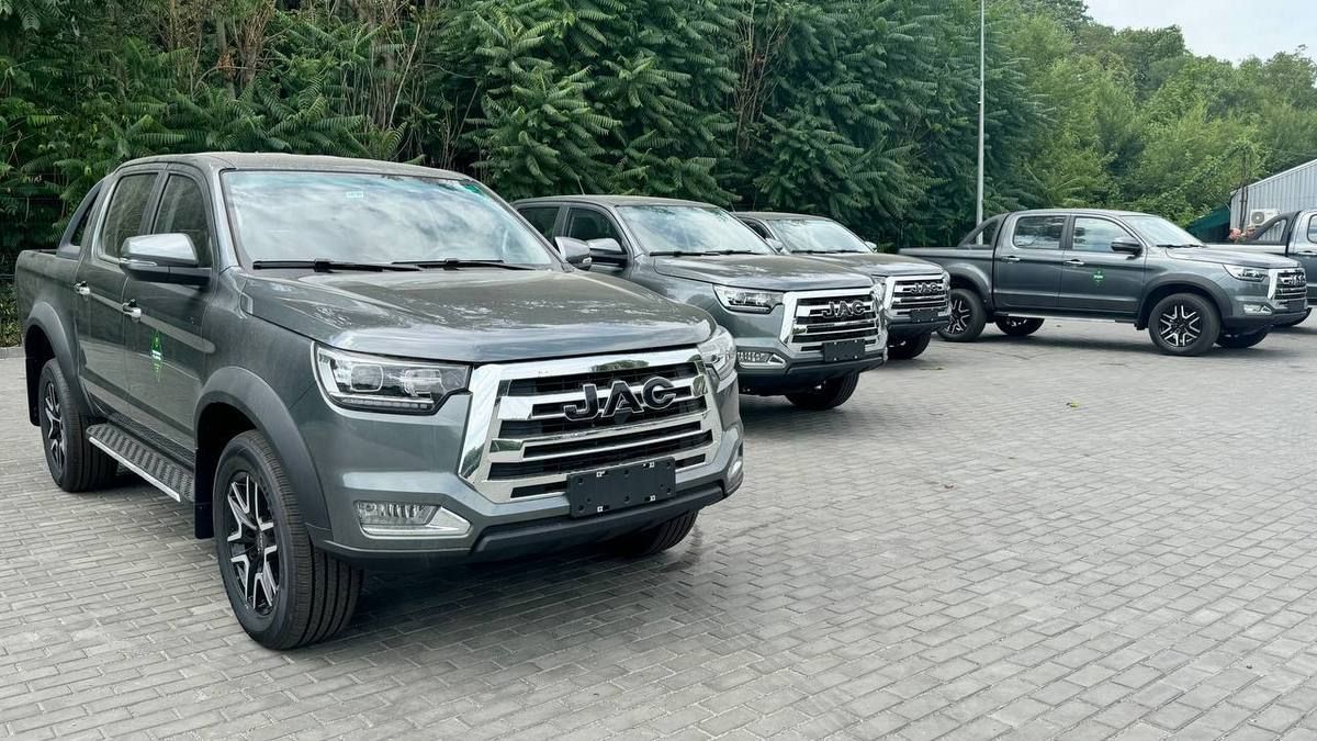 Дніпро – Силам оборони: ще 5 новеньких повнопривідних пікапів поїхали на фронт