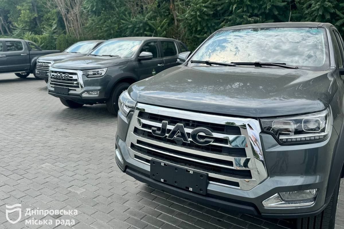 Місто передало підрозділу ЗСУ «Лють» та одній з військових частин 5 новеньких пікапів