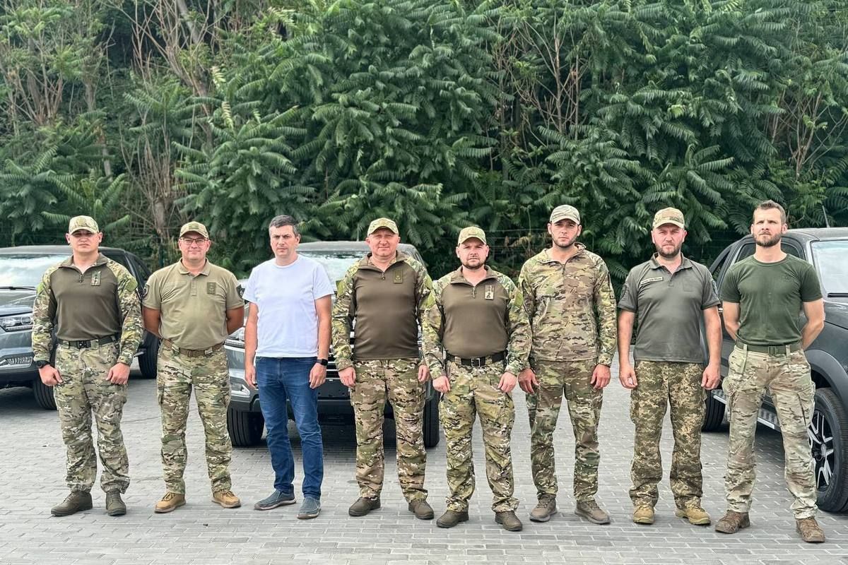 З початку повномасштабного вторгнення на фронт з Дніпра поїхало 968 транспортних засобів