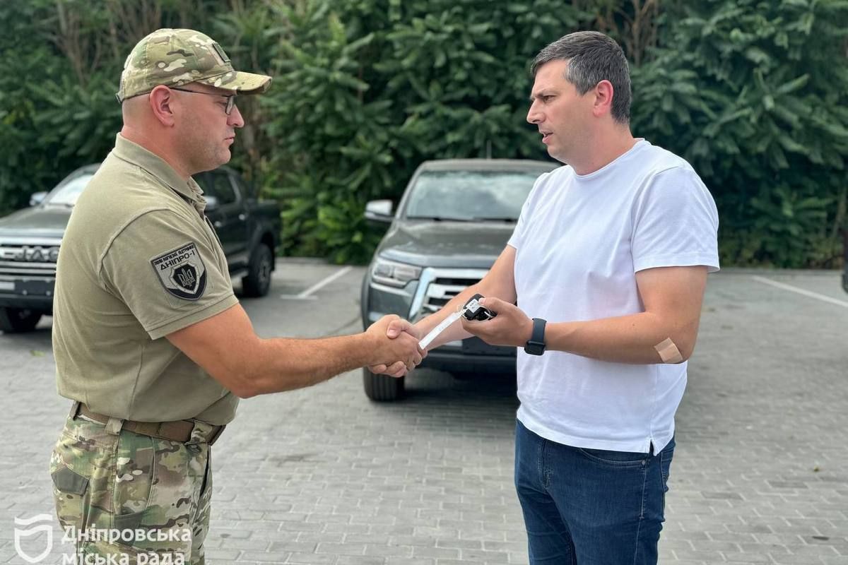 Авто з максимальною швидкістю 150 км/год та колісною формулою 4Х4