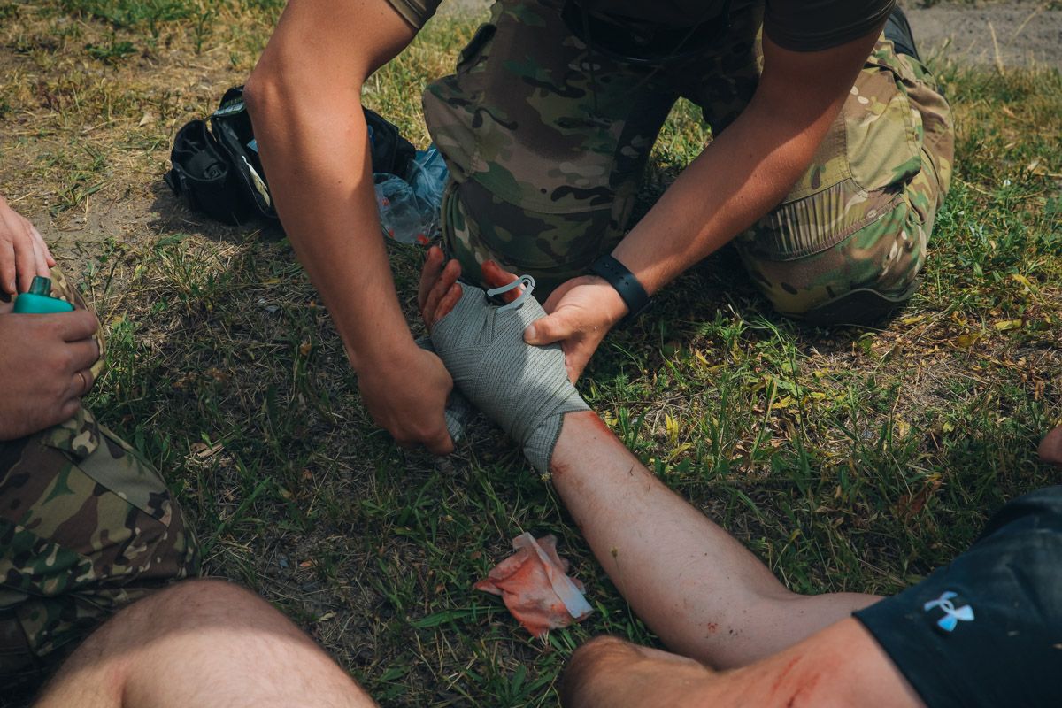 велосипедист послизнувся на залізничній колії 