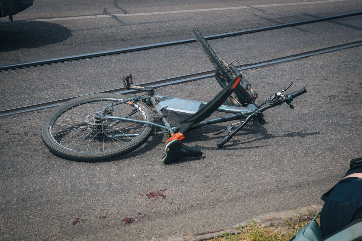 Велосипед на дорозі