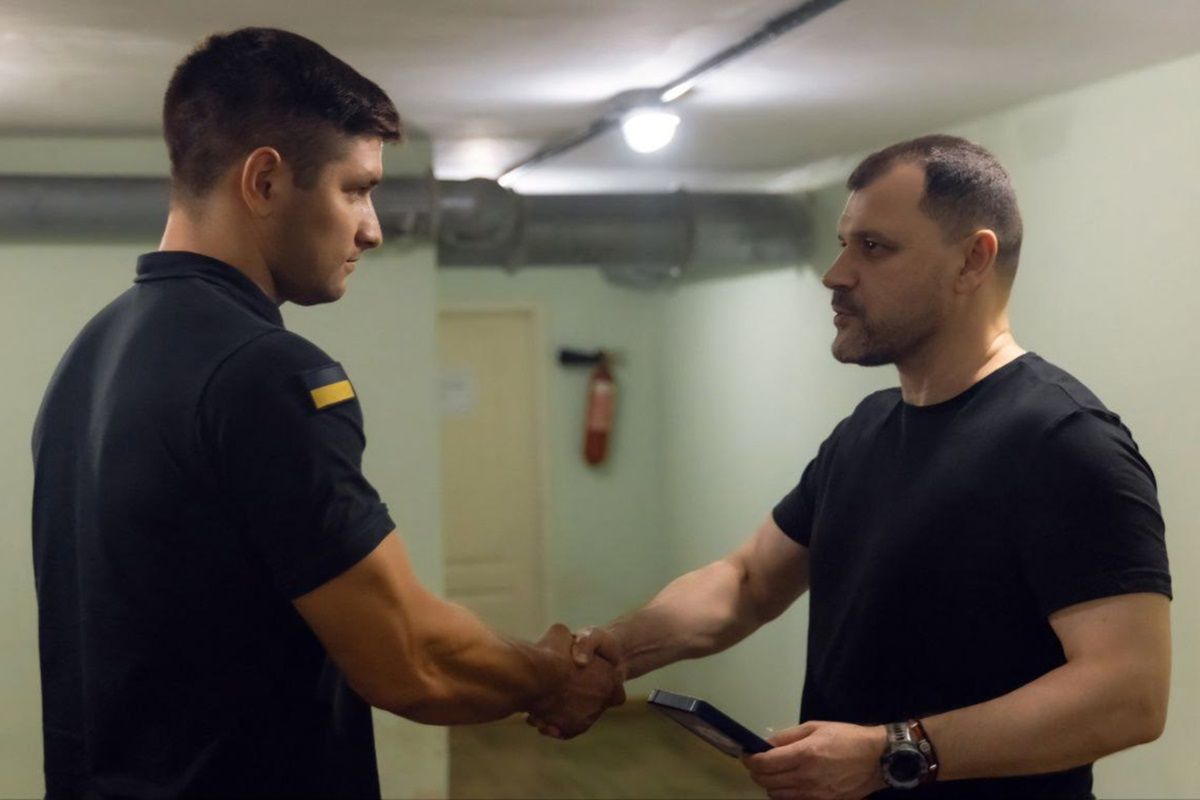 Клименко вручает награды спасателям