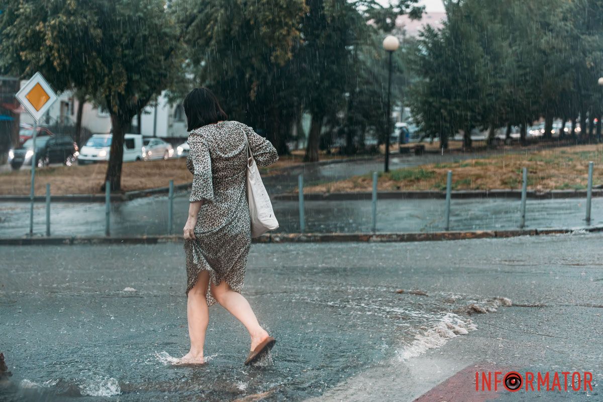 В пятницу, 5 июля, в Днепре около 17:00 начался дождь В пятницу, 5 июля, в Днепре около 17:00 начался дождь