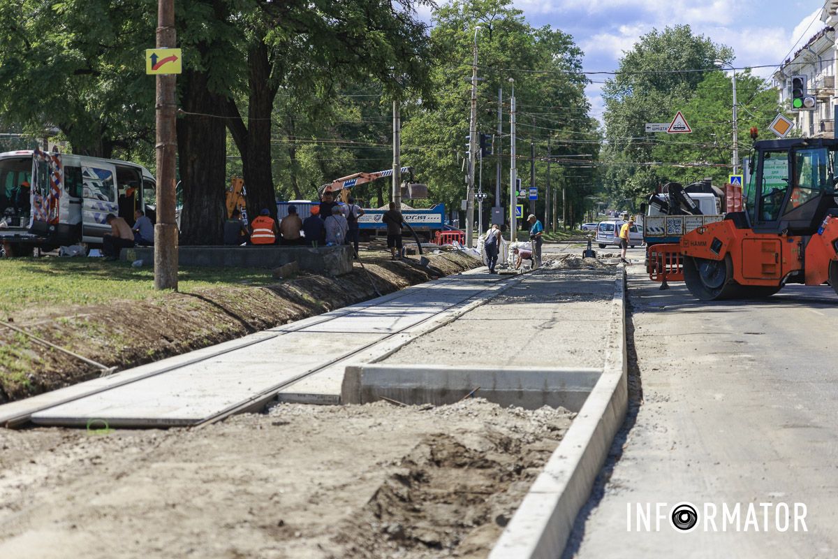  Там вкладені нові плити та рейки