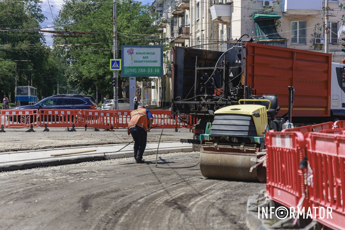Тут встановлені знаки “Об'їзд”, а рух ускладнений