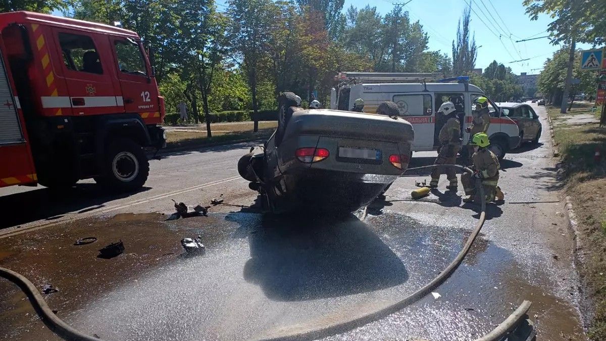У Кривому Розі перекинувся Daewoo: водія діставали рятувальники