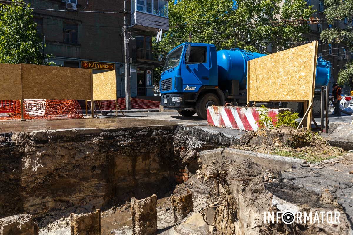 Из-за этого движение по участку от улицы Владимира Мономаха к улице Европейской полностью перекрыли до 1 октября Из-за этого движение по участку от улицы Владимира Мономаха к улице Европейской полностью перекрыли до 1 октября