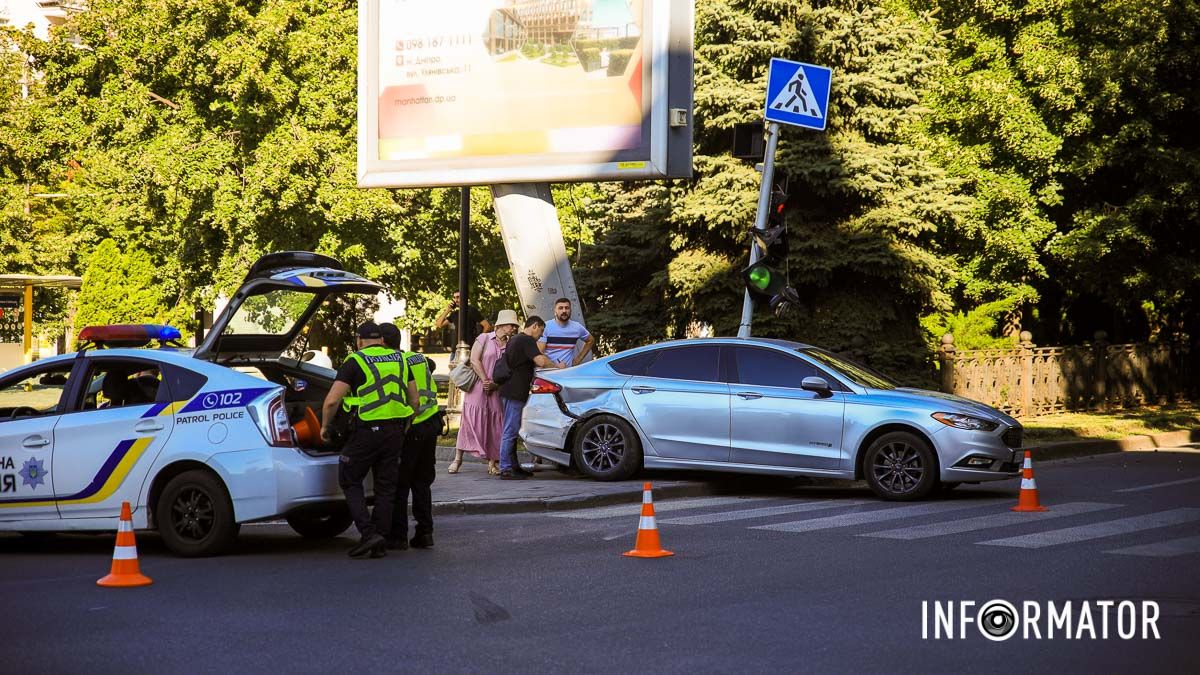 У Дніпрі на Яворницького зіштовхнулись Ford та BMW: пошкоджено світлофор