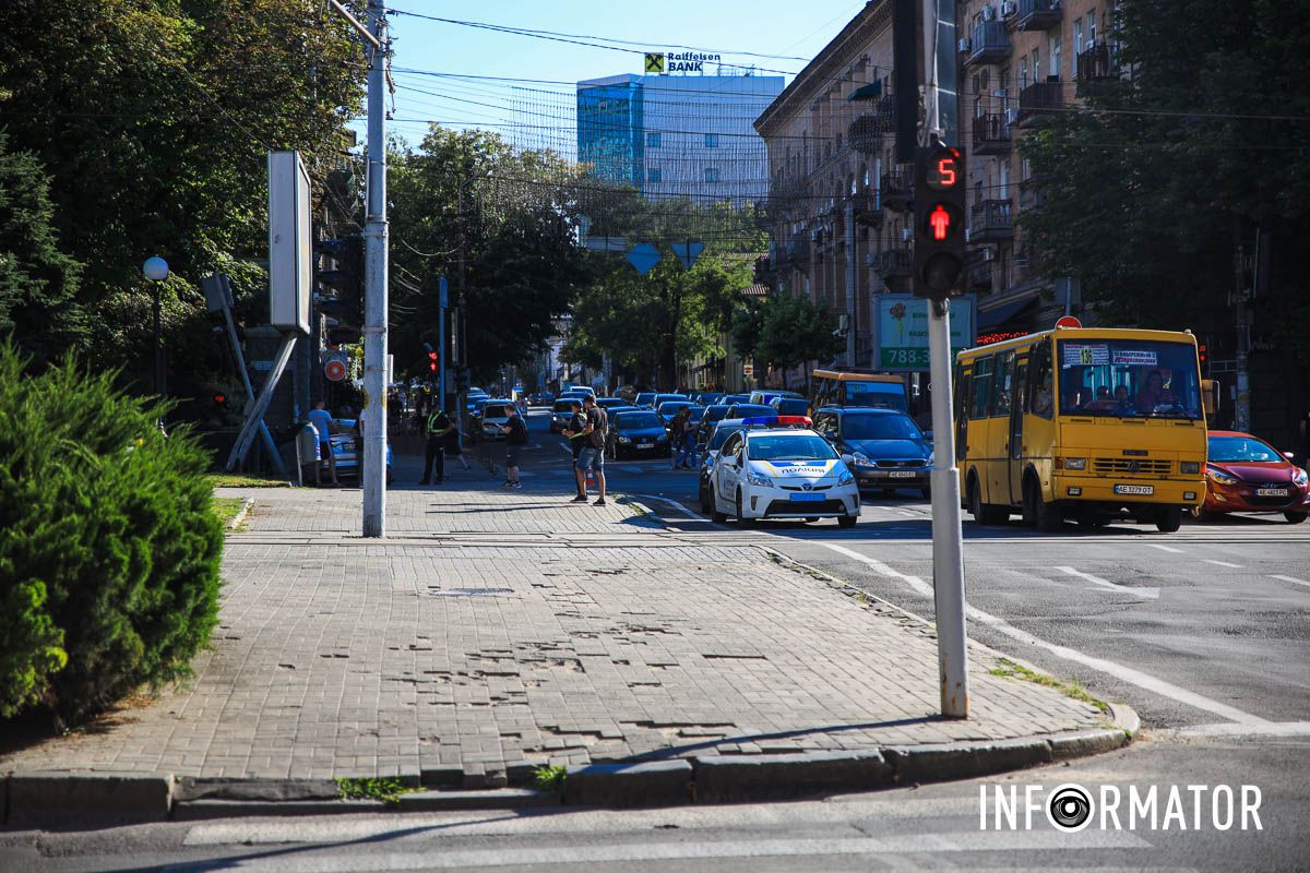 За даними з соцмереж, водій BMW проїхав на червоний сигнал світлофора та в'їхав у Ford