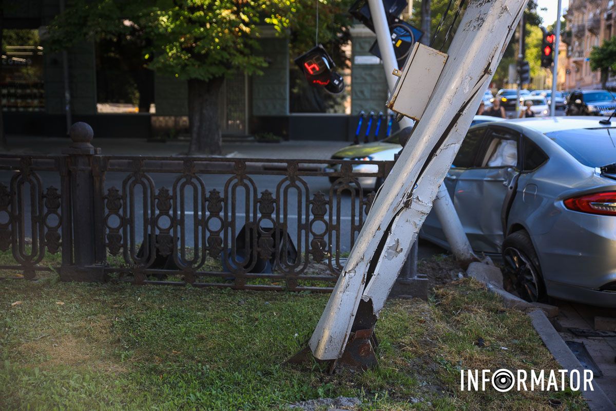 В результаті ДТП пошкоджено світлофор