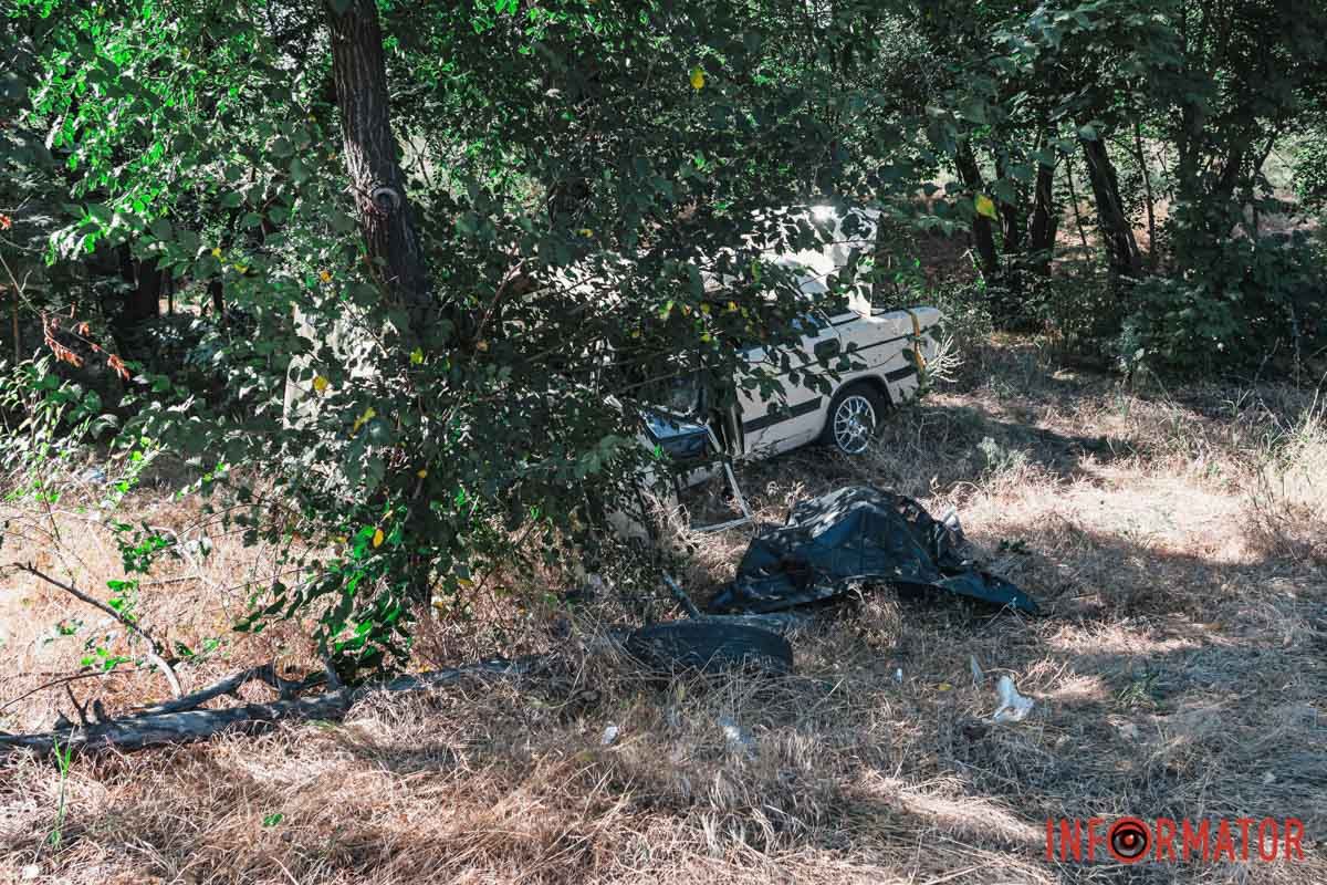 Він не впорався з керуванням і машина з'їхала з дороги та перекинулася Він не впорався з керуванням і машина з'їхала з дороги та перекинулася