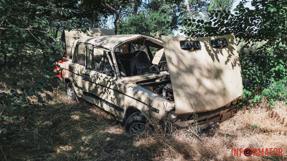 В Днепре на Днепростоловской ВАЗ вылетел с дороги и перевернулся: есть погибший и пострадавший