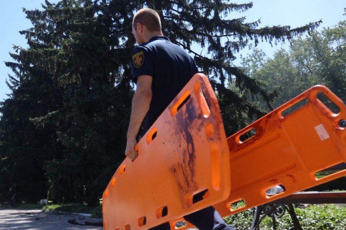 Рятувальники розбирають завали 