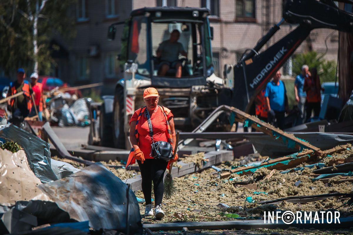 Здесь повреждены автомобили Здесь повреждены автомобили