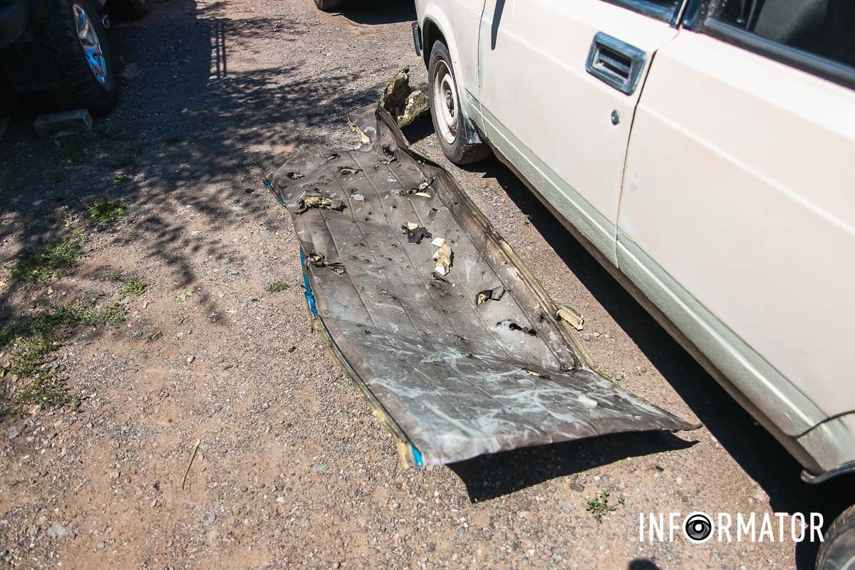 Отбросило часть, вероятно, забора Отбросило часть, вероятно, забора