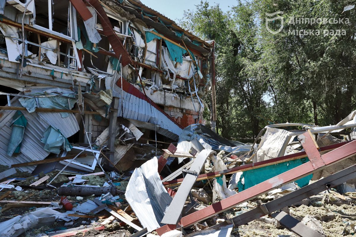 У Дніпрі через обстріл пошкоджено житловий будинок та понівечено звичайну СТО