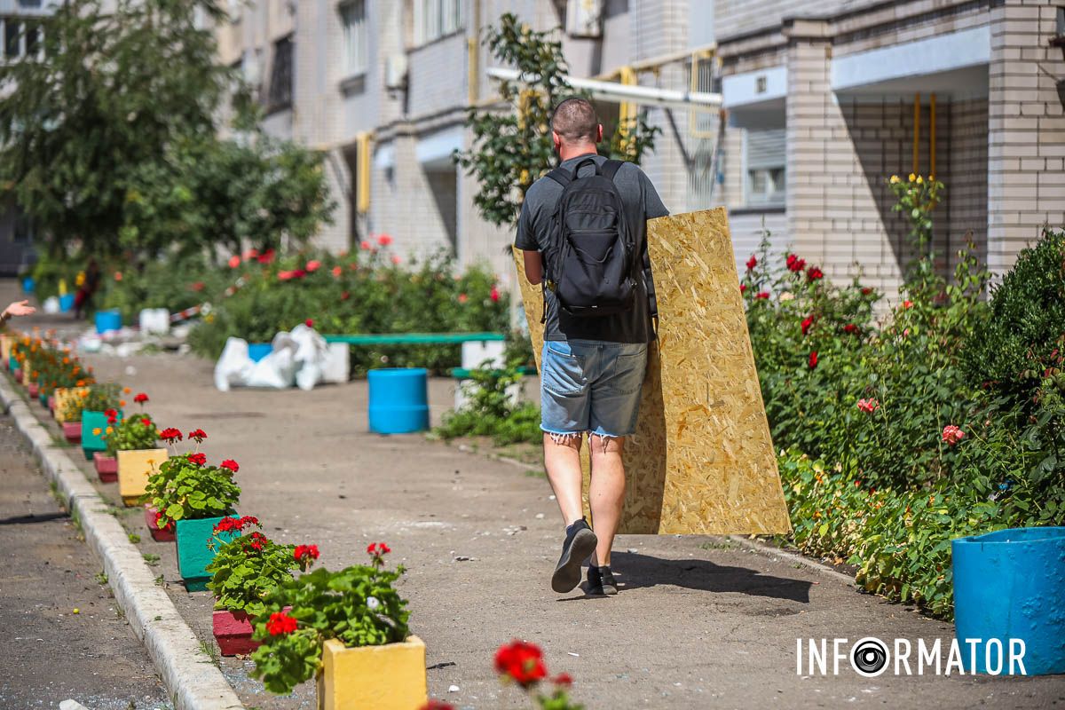 В Днепре были повреждены 10 многоквартирных домов и два общежития В Днепре были повреждены 10 многоквартирных домов и два общежития