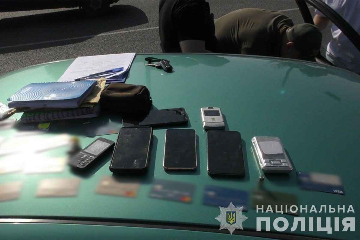 В Днепре пятеро мужчин похищали деньги с банковских счетов погибших военнослужащих