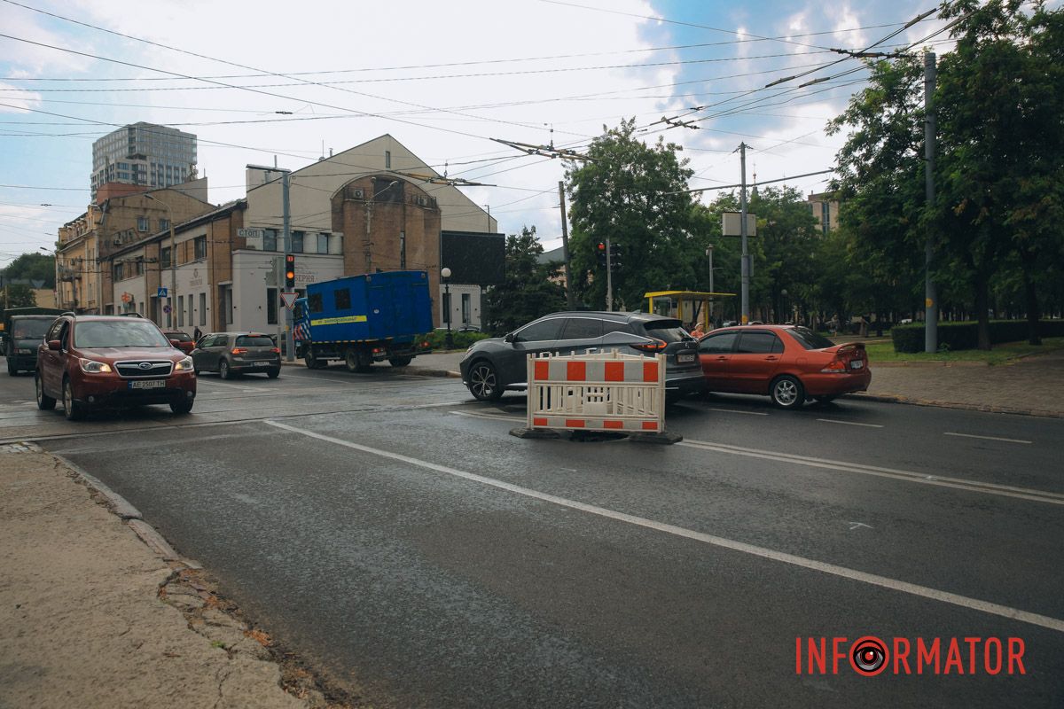 Провал асфальту у центрі Дніпра