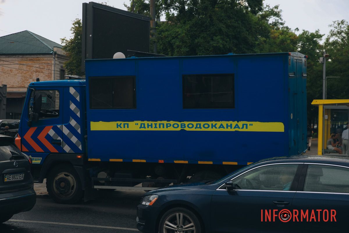 Аварійна бригада КП "Дніпроводоканал" на місці