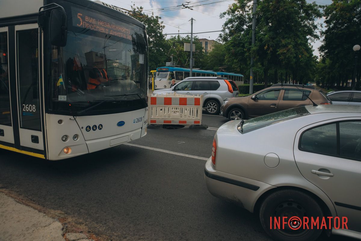 Поруч з проваллям знаходиться каналізаційний люк