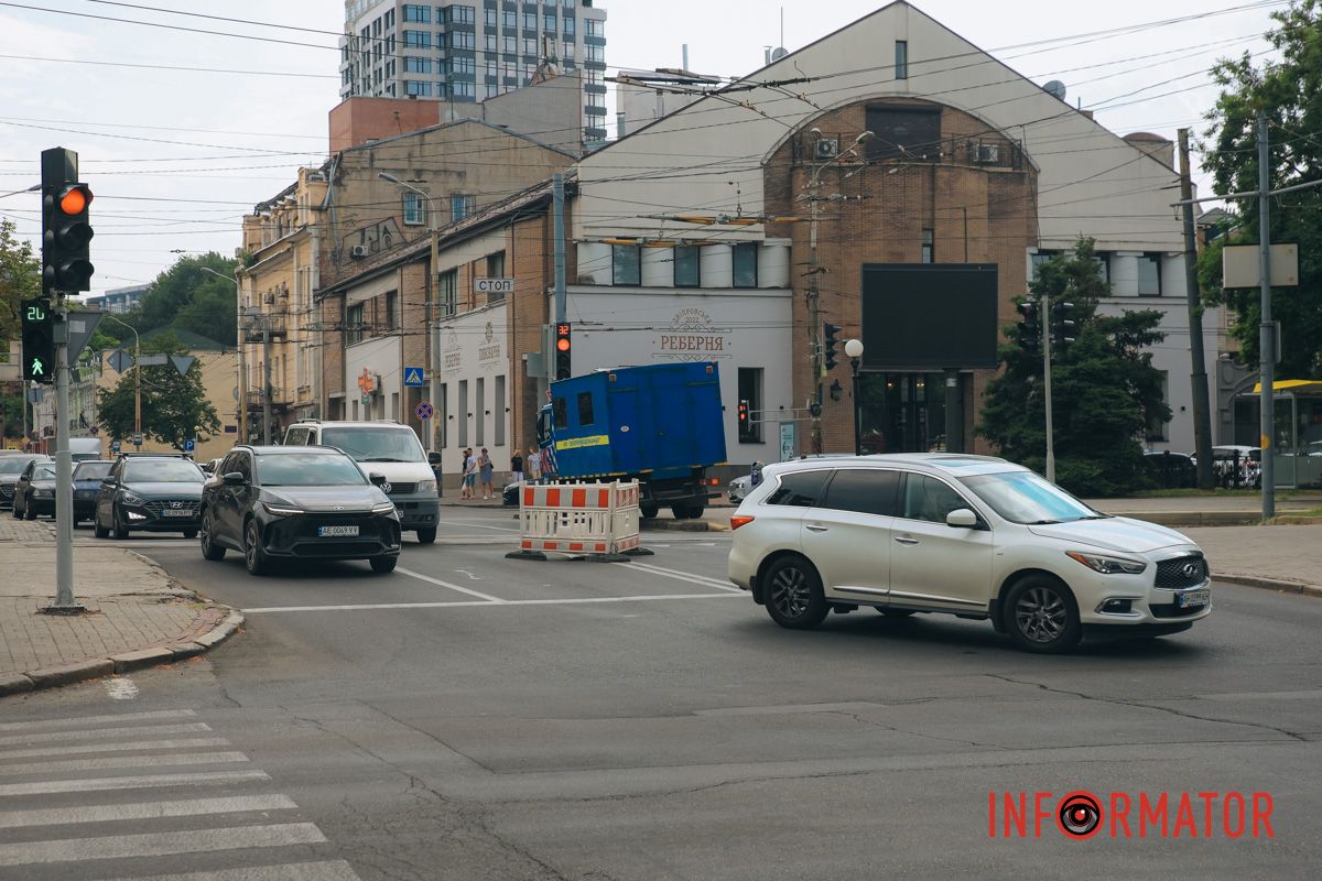 Провал дороги у центрі міста