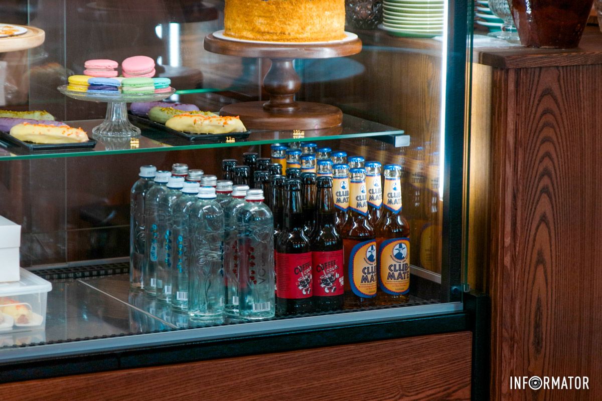 У кав'ярні можно не тільки випити кави, але й придбати книжки У кав'ярні можно не тільки випити кави, але й придбати книжки