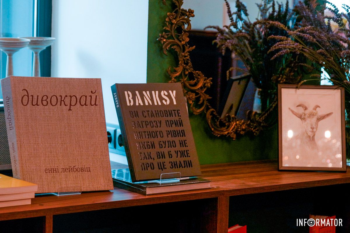 Також є книжки й англійською мовою Також є книжки й англійською мовою