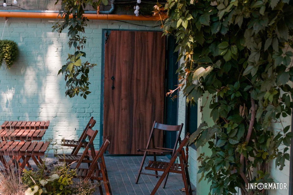 Можна попити кави та почитати книгу Можна попити кави та почитати книгу