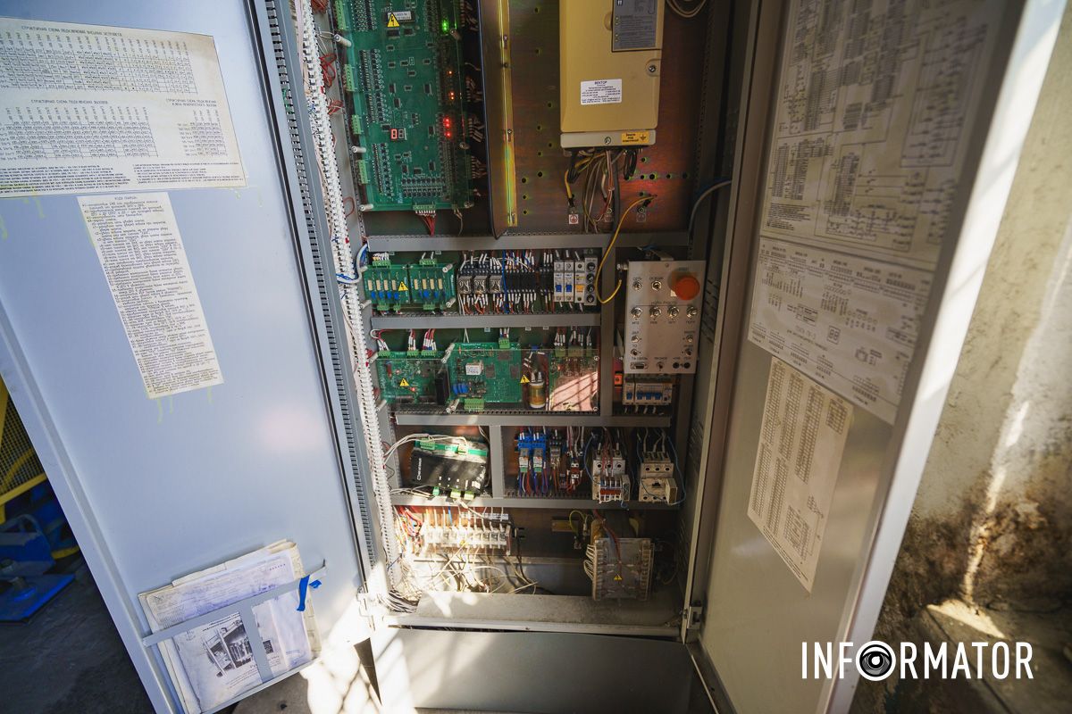 Підкреслимо, заборонено їздити у ліфті дітям до 12 років самостійно