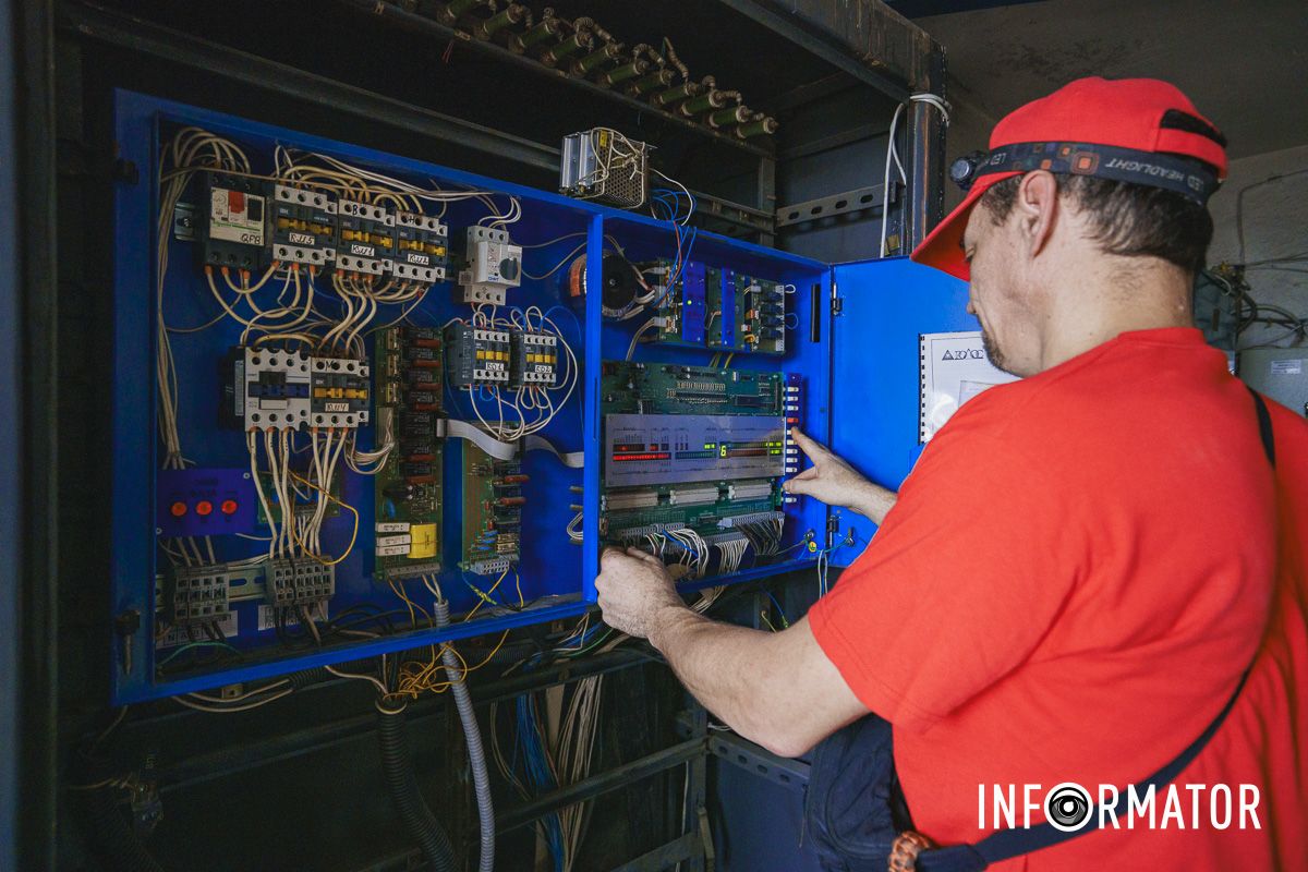 3. Зателефонувати диспетчеру (номер повинен бути вказаний в ліфті)