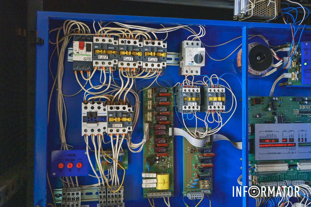 2. Не намагатися вибратися самостійно з ліфта