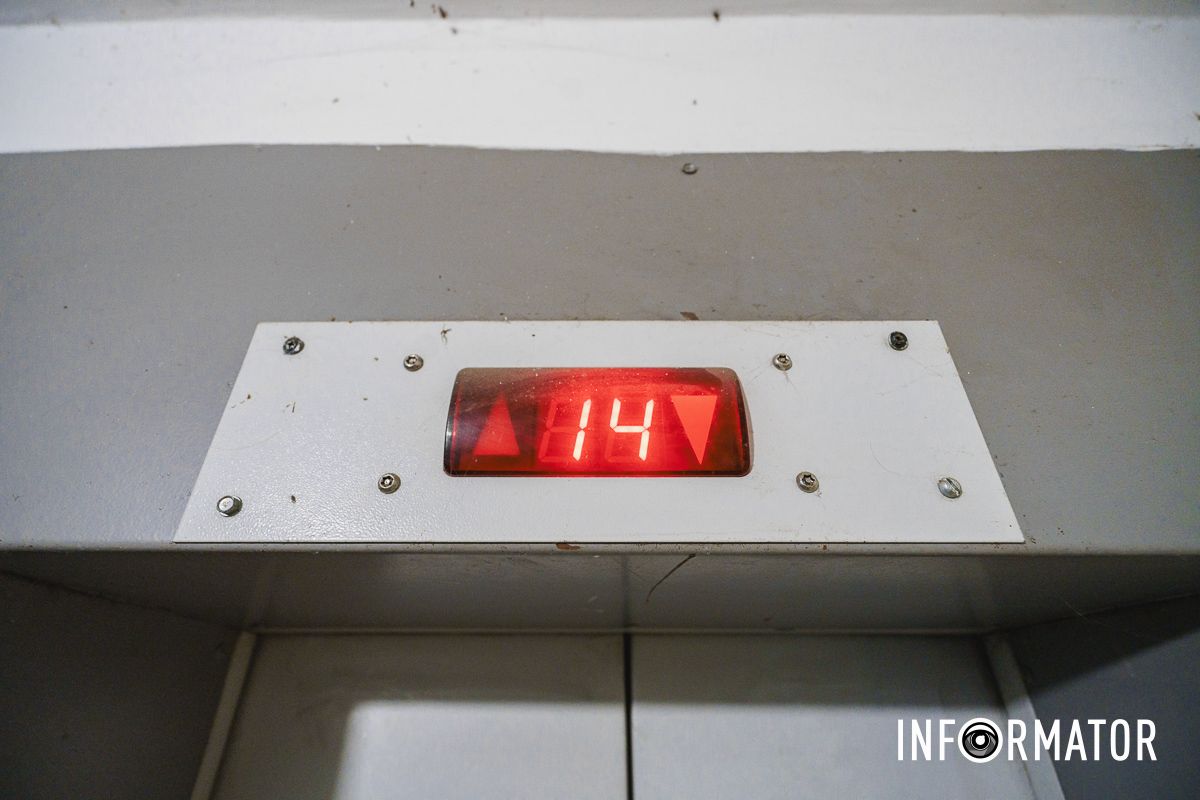 Що робити, коли застрягли в ліфті