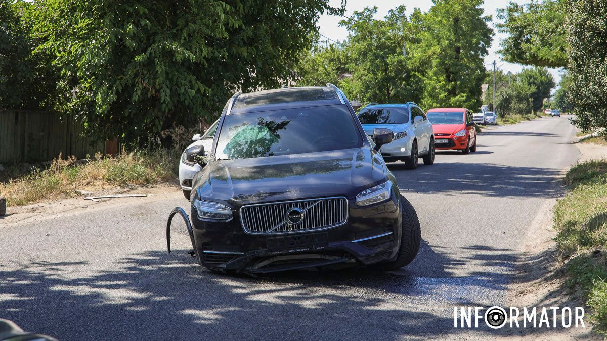 В Днепре на Передовой Volvo задел дерево: у машины отлетело колесо, движение затруднено